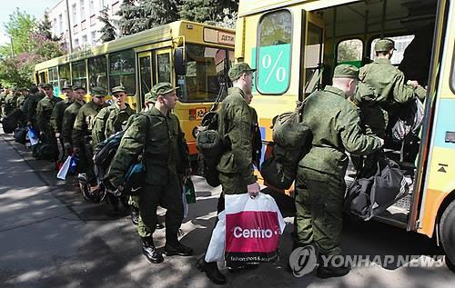 복무지로 떠나는 버스에 탑승하는 러시아 징집병들[EPA 연합뉴스 자료사진]